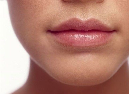 Как лечить потрескавшиеся губы в домашних условиях